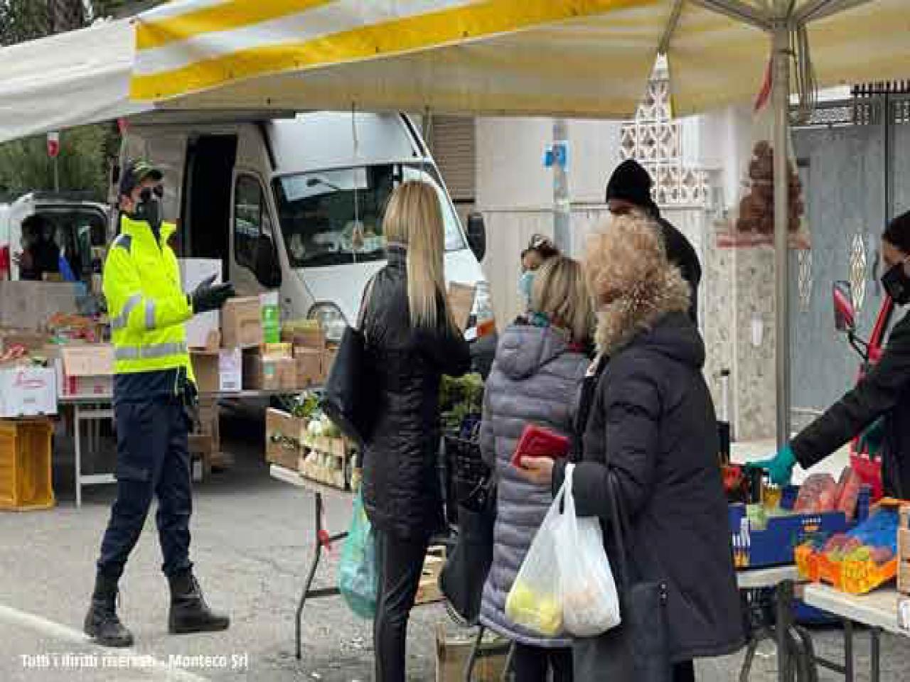 persone al mercato