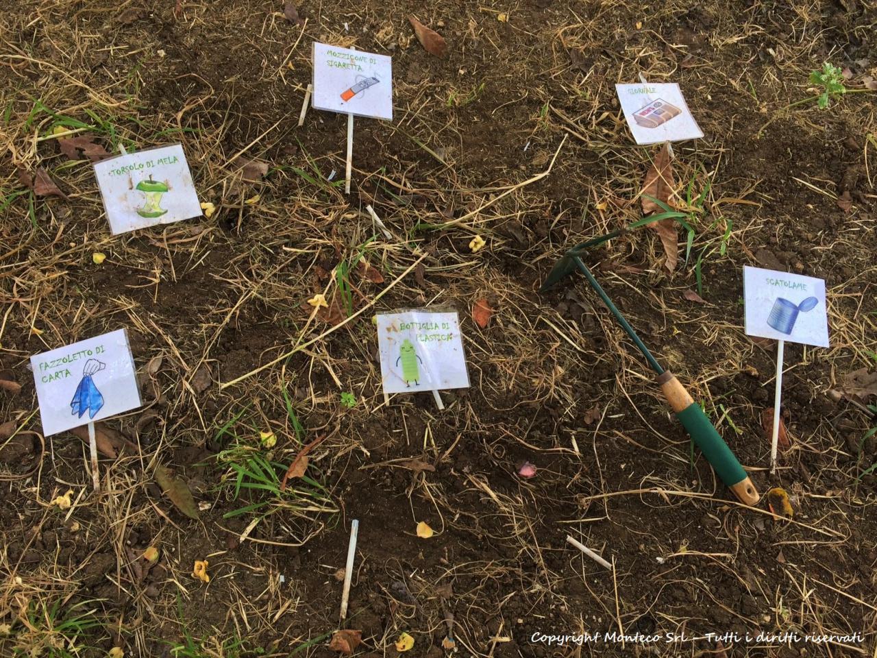 Cartellini nel terreno per distinguere i rifiuti