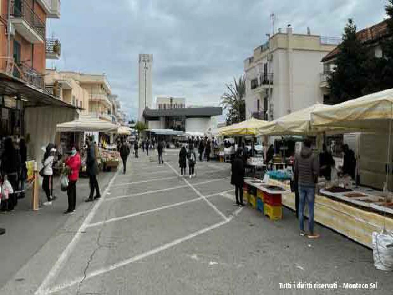 persone al mercato