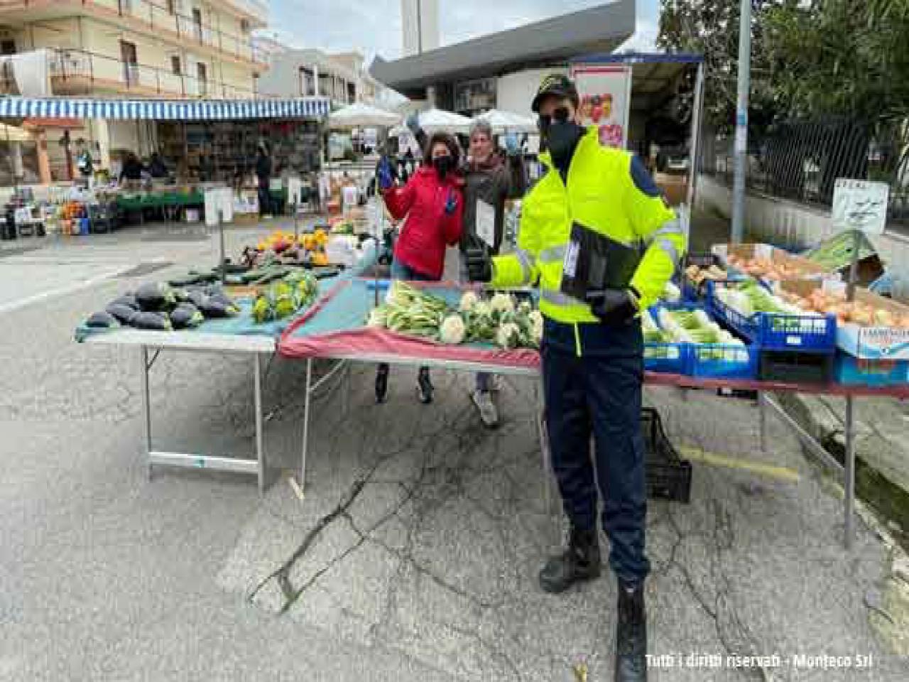 ispettore in posa con commercianti