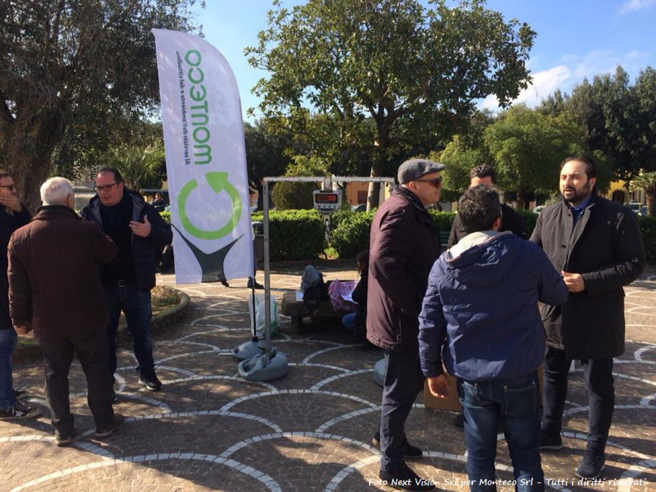 Cartellone con logo Monteco, gruppo di persone che dialogano