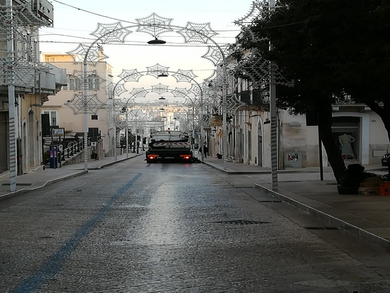 luminarie, camion per il ritiro dei rifiuti