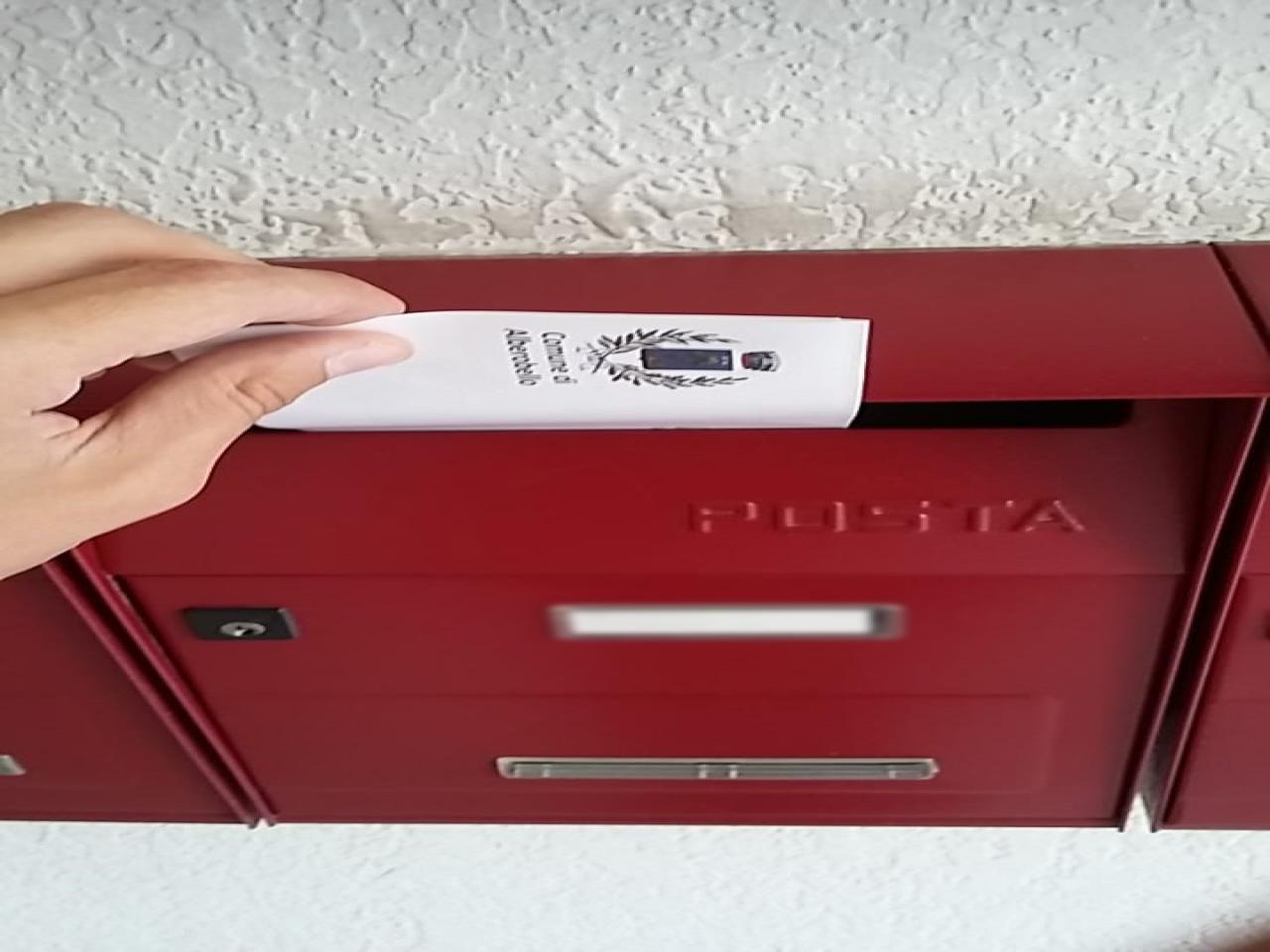 Lettera inserita in una cassetta della posta