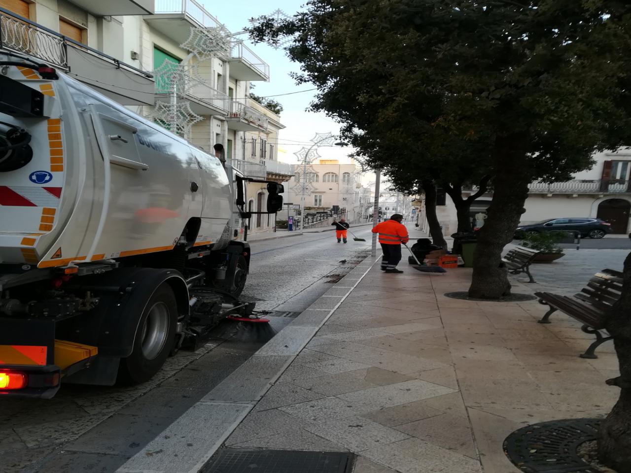 Operatore ecologico, luminarie, camion per il ritiro dei rifiuti