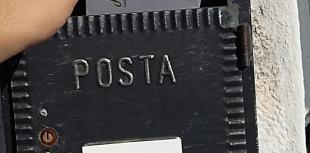 Lettera inserita in una cassetta della posta
