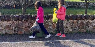 Bambine che raccolgono rifiuti