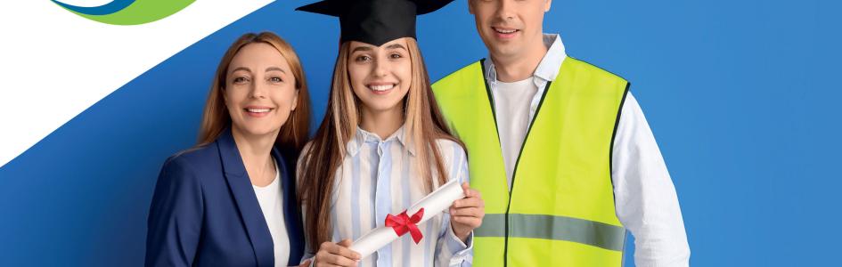 Mamma, papà e figlia con laurea in mano