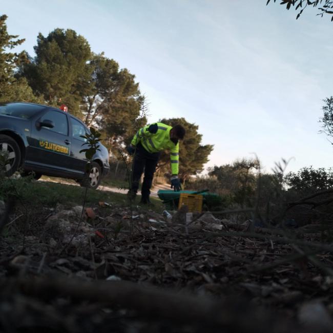 operatore ecologico raccoglie spazzatura